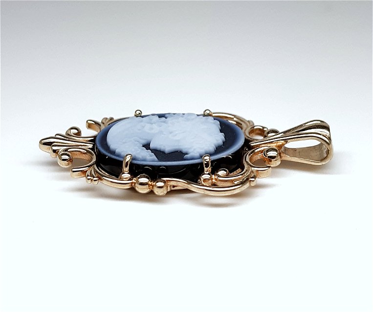 A lady's estate 10k tricolor gold black onyx cameo reversible pendant no chain