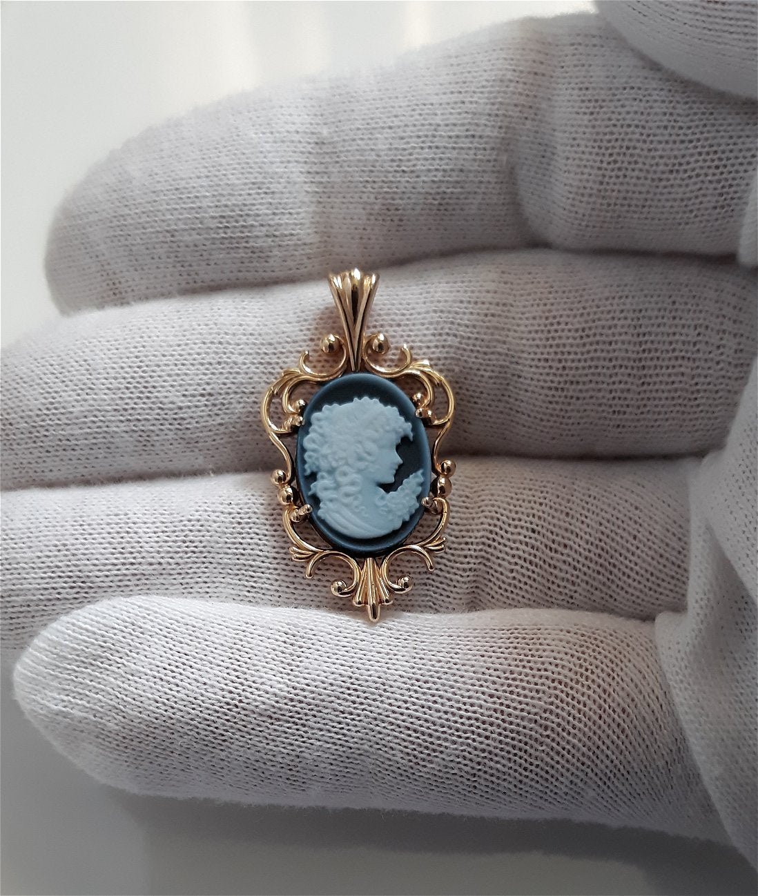 A lady's estate 10k tricolor gold black onyx cameo reversible pendant no chain